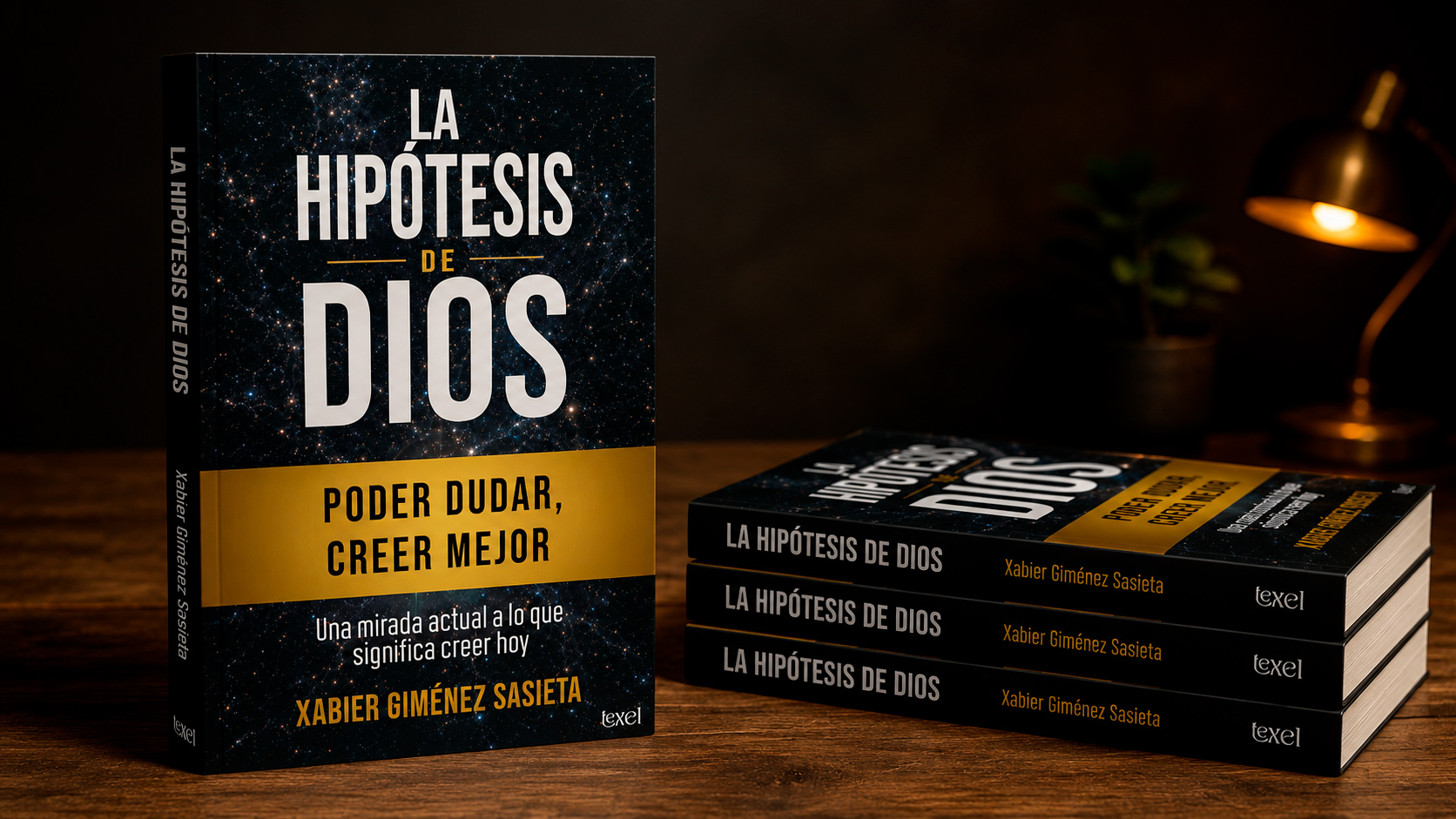 Ejemplares de La hipótesis de Dios sobre una mesa